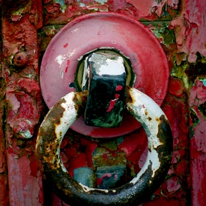 Heurtoir en forme d'anneau sur très vieille porte rouge - France  - collection de photos clin d'oeil, catégorie portes
